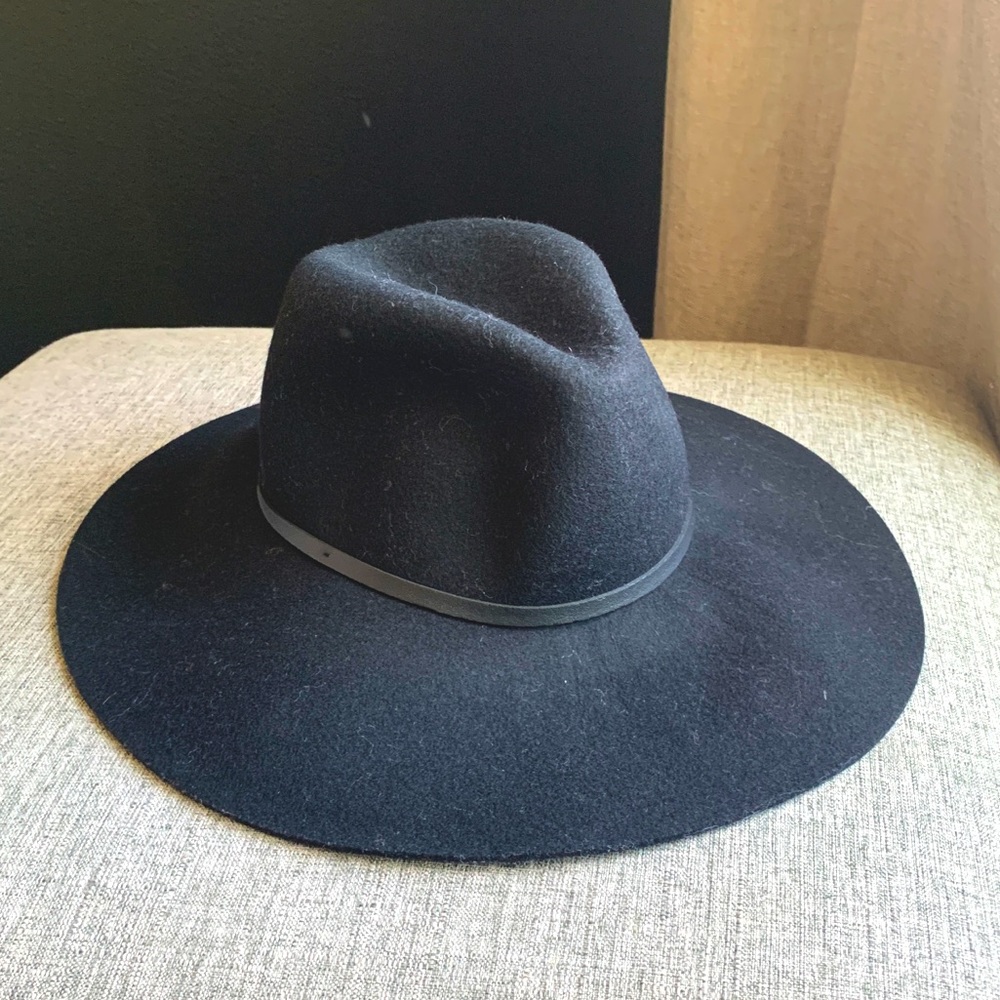 Black wool felt hat with leather detail